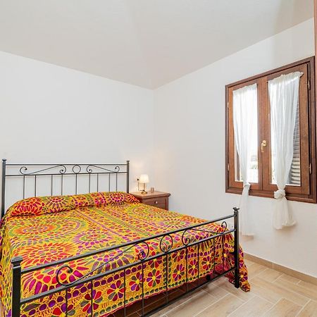 Appartamento Trilocale Le Canne 4 Posti Letto Con Giardino E Posto Auto Privato San Teodoro  Kültér fotó
