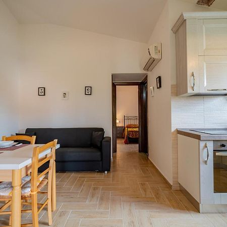Appartamento Trilocale Le Canne 4 Posti Letto Con Giardino E Posto Auto Privato San Teodoro  Kültér fotó
