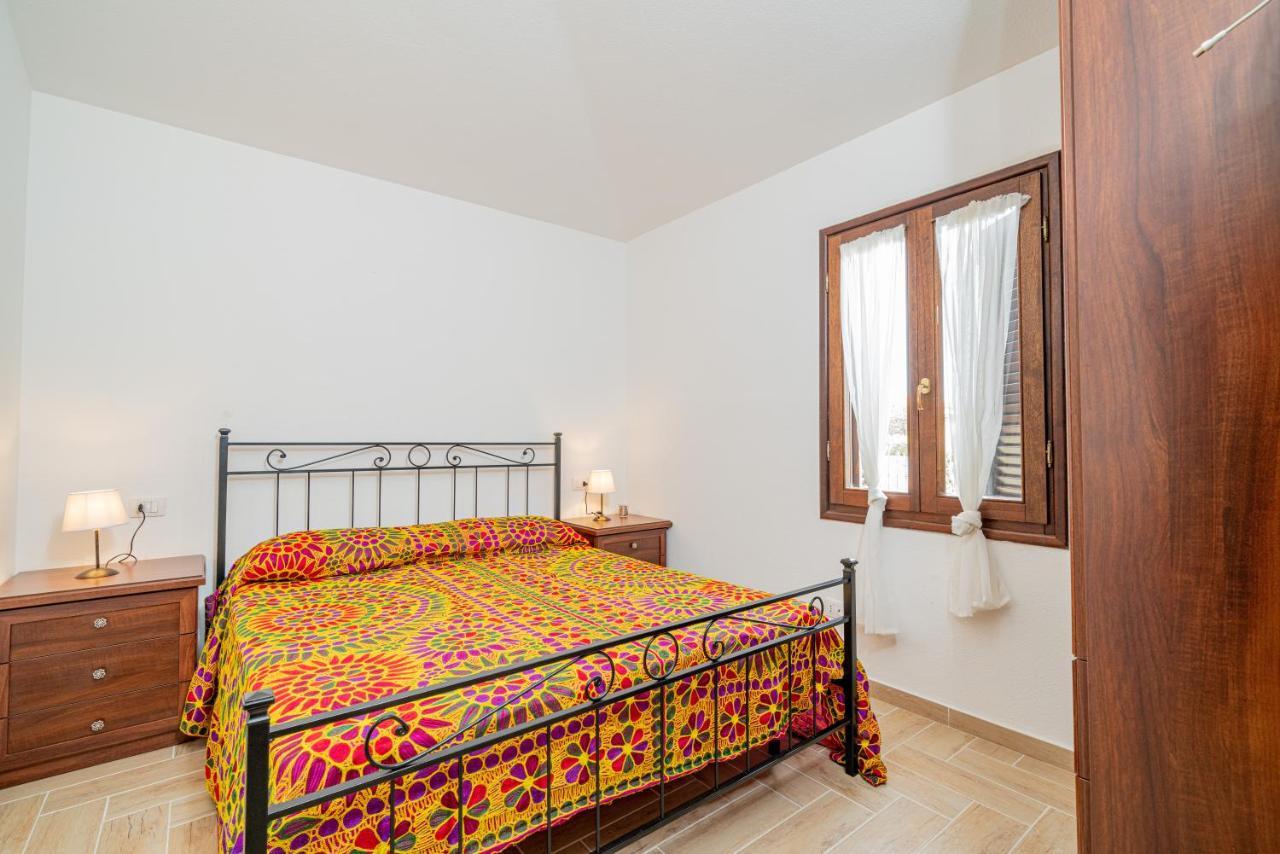 Appartamento Trilocale Le Canne 4 Posti Letto Con Giardino E Posto Auto Privato San Teodoro  Kültér fotó