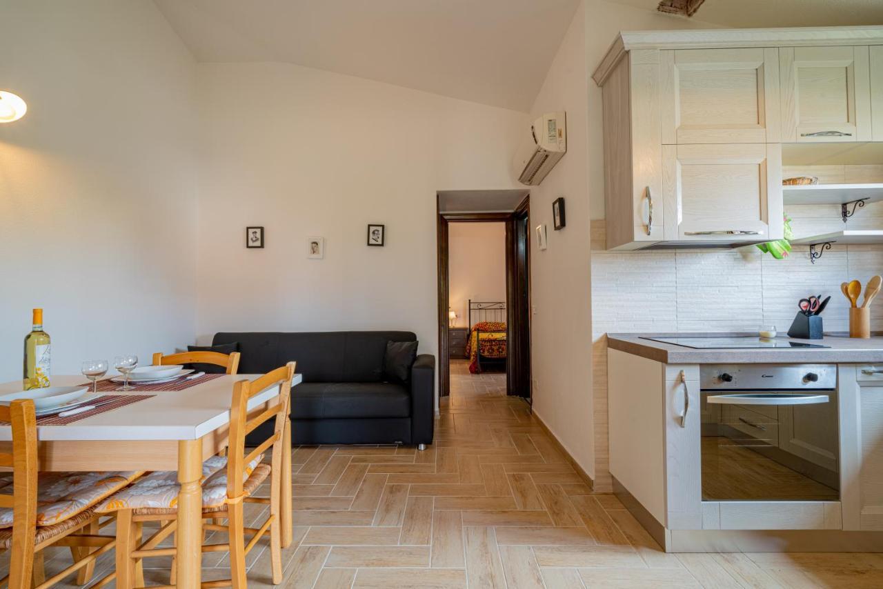 Appartamento Trilocale Le Canne 4 Posti Letto Con Giardino E Posto Auto Privato San Teodoro  Kültér fotó